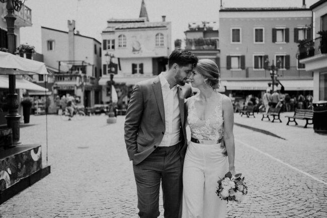 Haftung für Inhalte dieser Website Wir entwickeln die Inhalte dieser Website ständig weiter und bemühen uns korrekte und aktuelle Informationen bereitzustellen. Leider können wir keine Haftung für die Korrektheit aller Inhalte auf dieser Website übernehmen, speziell für jene, die seitens Dritter bereitgestellt wurden. Als Diensteanbieter sind wir nicht verpflichtet, die von ihnen übermittelten oder gespeicherten Informationen zu überwachen oder nach Umständen zu forschen, die auf eine rechtswidrige Tätigkeit hinweisen. Unsere Verpflichtungen zur Entfernung von Informationen oder zur Sperrung der Nutzung von Informationen nach den allgemeinen Gesetzen aufgrund von gerichtlichen oder behördlichen Anordnungen bleiben auch im Falle unserer Nichtverantwortlichkeit davon unberührt. Sollten Ihnen problematische oder rechtswidrige Inhalte auffallen, bitte wir Sie uns umgehend zu kontaktieren, damit wir die rechtswidrigen Inhalte entfernen können. Sie finden die Kontaktdaten im Impressum. Haftung für Links auf dieser Website Unsere Website enthält Links zu anderen Websites für deren Inhalt wir nicht verantwortlich sind. Haftung für verlinkte Websites besteht für uns nicht, da wir keine Kenntnis rechtswidriger Tätigkeiten hatten und haben, uns solche Rechtswidrigkeiten auch bisher nicht aufgefallen sind und wir Links sofort entfernen würden, wenn uns Rechtswidrigkeiten bekannt werden. Wenn Ihnen rechtswidrige Links auf unserer Website auffallen, bitte wir Sie uns zu kontaktieren. Sie finden die Kontaktdaten im Impressum. Urheberrechtshinweis Alle Inhalte dieser Webseite (Bilder, Fotos, Texte, Videos) unterliegen dem Urheberrecht. Bitte fragen Sie uns bevor Sie die Inhalte dieser Website verbreiten, vervielfältigen oder verwerten wie zum Beispiel auf anderen Websites erneut veröffentlichen. Falls notwendig, werden wir die unerlaubte Nutzung von Teilen der Inhalte unserer Seite rechtlich verfolgen. Sollten Sie auf dieser Webseite Inhalte finden, die das Urheberrecht verletzen, bitten wir Sie uns zu kontaktieren. Bildernachweis Die Bilder, Fotos und Grafiken auf dieser Webseite sind urheberrechtlich geschützt. Die Bilderrechte liegen bei oben genannten Fotografen und Unternehmen: Alle Texte sind urheberrechtlich geschützt.