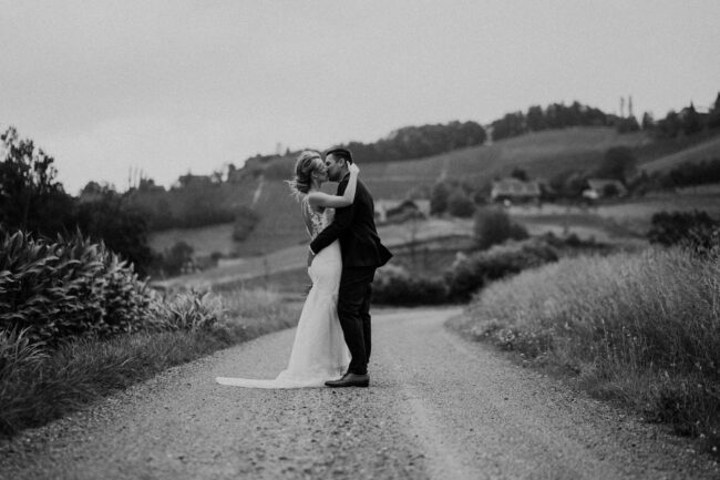 Haftung für Inhalte dieser Website Wir entwickeln die Inhalte dieser Website ständig weiter und bemühen uns korrekte und aktuelle Informationen bereitzustellen. Leider können wir keine Haftung für die Korrektheit aller Inhalte auf dieser Website übernehmen, speziell für jene, die seitens Dritter bereitgestellt wurden. Als Diensteanbieter sind wir nicht verpflichtet, die von ihnen übermittelten oder gespeicherten Informationen zu überwachen oder nach Umständen zu forschen, die auf eine rechtswidrige Tätigkeit hinweisen. Unsere Verpflichtungen zur Entfernung von Informationen oder zur Sperrung der Nutzung von Informationen nach den allgemeinen Gesetzen aufgrund von gerichtlichen oder behördlichen Anordnungen bleiben auch im Falle unserer Nichtverantwortlichkeit davon unberührt. Sollten Ihnen problematische oder rechtswidrige Inhalte auffallen, bitte wir Sie uns umgehend zu kontaktieren, damit wir die rechtswidrigen Inhalte entfernen können. Sie finden die Kontaktdaten im Impressum. Haftung für Links auf dieser Website Unsere Website enthält Links zu anderen Websites für deren Inhalt wir nicht verantwortlich sind. Haftung für verlinkte Websites besteht für uns nicht, da wir keine Kenntnis rechtswidriger Tätigkeiten hatten und haben, uns solche Rechtswidrigkeiten auch bisher nicht aufgefallen sind und wir Links sofort entfernen würden, wenn uns Rechtswidrigkeiten bekannt werden. Wenn Ihnen rechtswidrige Links auf unserer Website auffallen, bitte wir Sie uns zu kontaktieren. Sie finden die Kontaktdaten im Impressum. Urheberrechtshinweis Alle Inhalte dieser Webseite (Bilder, Fotos, Texte, Videos) unterliegen dem Urheberrecht. Bitte fragen Sie uns bevor Sie die Inhalte dieser Website verbreiten, vervielfältigen oder verwerten wie zum Beispiel auf anderen Websites erneut veröffentlichen. Falls notwendig, werden wir die unerlaubte Nutzung von Teilen der Inhalte unserer Seite rechtlich verfolgen. Sollten Sie auf dieser Webseite Inhalte finden, die das Urheberrecht verletzen, bitten wir Sie uns zu kontaktieren. Bildernachweis Die Bilder, Fotos und Grafiken auf dieser Webseite sind urheberrechtlich geschützt. Die Bilderrechte liegen bei oben genannten Fotografen und Unternehmen: Alle Texte sind urheberrechtlich geschützt.