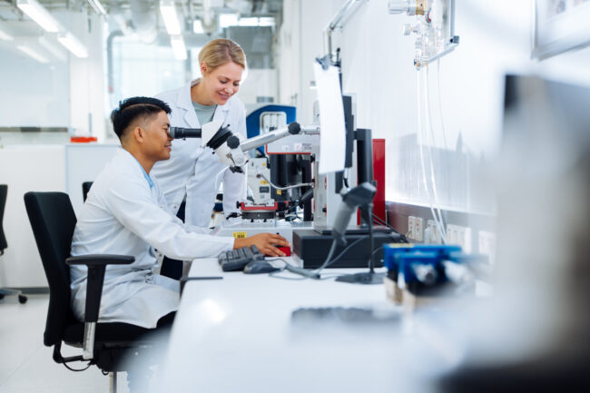 Professionelles Team-Portrait in einem modernen Büro – Businessfotograf Kärnten für authentische Unternehmensführung.