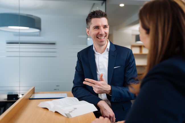 Professionelles Team-Portrait in einem modernen Büro – Businessfotograf Kärnten für authentische Unternehmensführung. KTH Villach Businessportrait