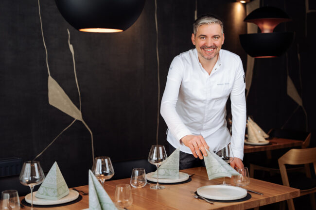 Professionelles Team-Portrait in einem modernen Büro – Businessfotograf Kärnten für authentische Unternehmensführung. Bärenwirt in Hermagor Imagefotos.